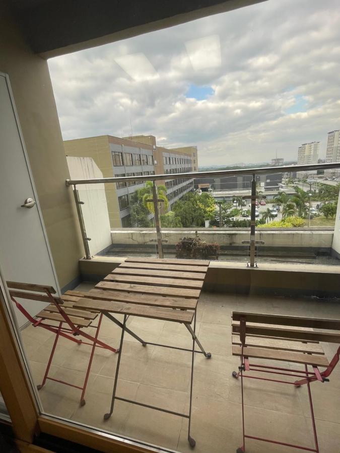 Spacious Luxury Condo W/ Kitchen Beside Hilton Clark D'Heights Angeles Exteriör bild